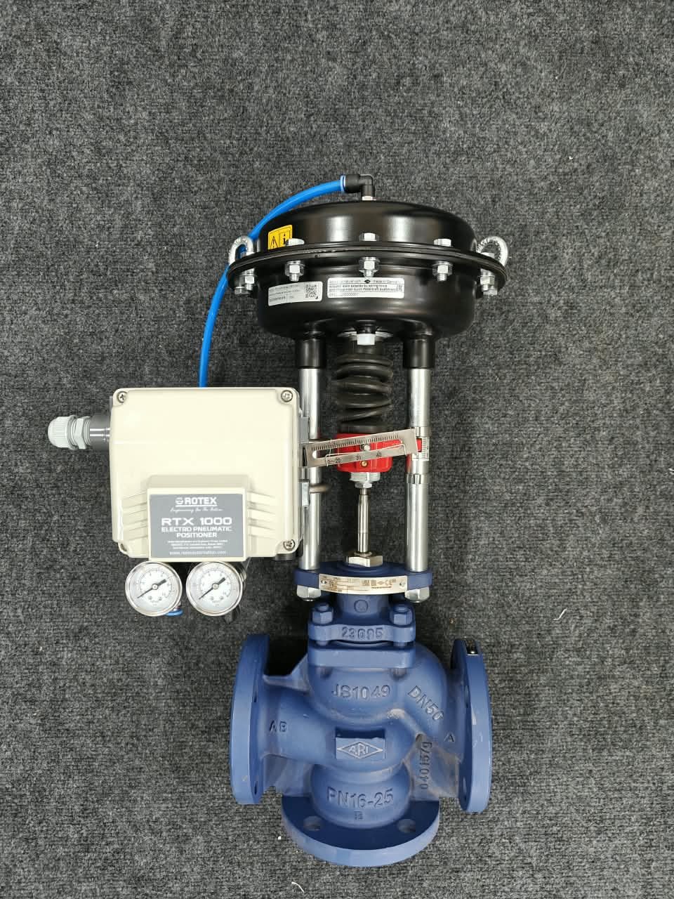 Assembled ARI-STEVI 450/451 three-way control valve with pneumatic actuator and side-mounted Rotex RTX 1000 L electro-pneumatic positioner at VALVER’s Pune facility