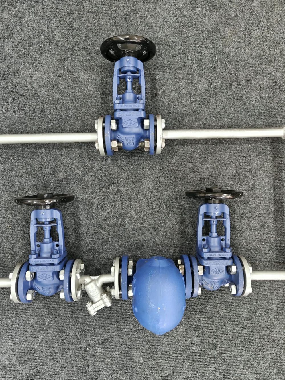 Front view of the fabricated CONA ball-float trap module showing the three ARI-FABA 32.041 bellows-seal globe valves, the CONA SC trap body and the VALVER strainer